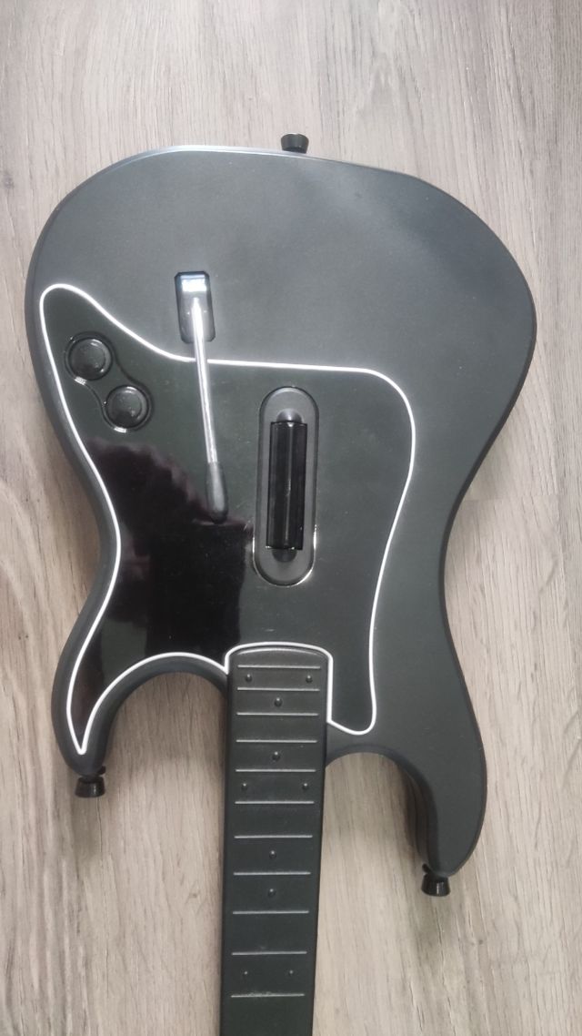 Guitarra Hero negra. 