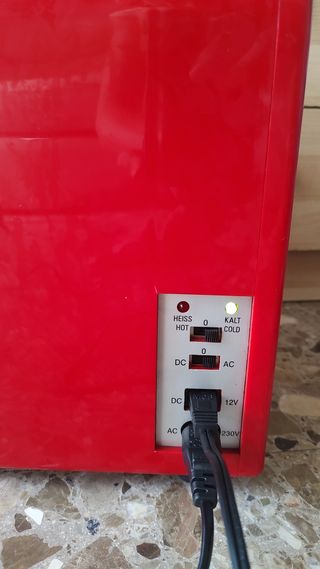 Mini nevera Coca-Cola con 2 cargadores para coche