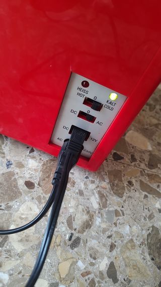 Mini nevera Coca-Cola con 2 cargadores para coche