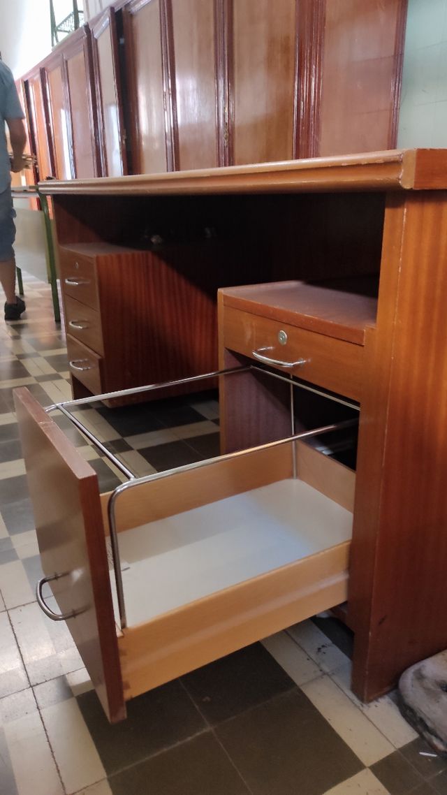 Scrivania in legno anni '70