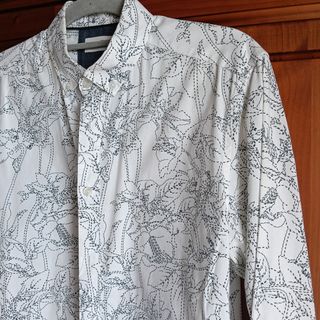 Camisa blanca estampada flores