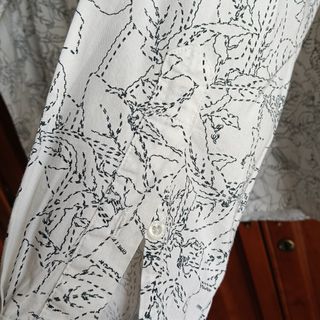 Camisa blanca estampada flores