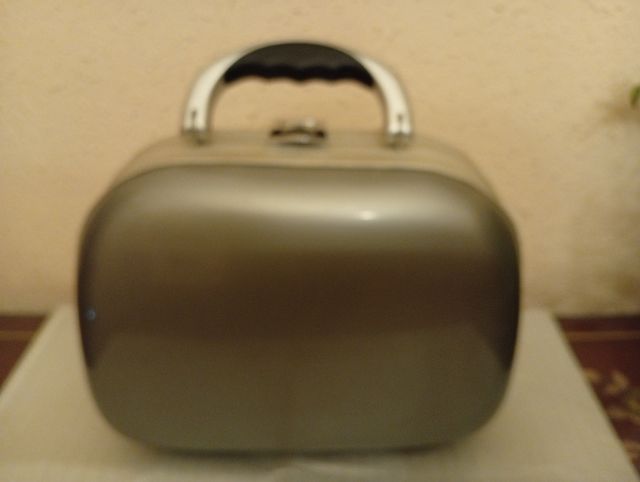 Maletín metálico plateado