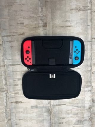 Nintendo Switch roja y azul + funda