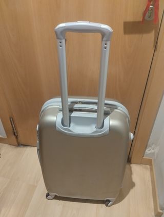 Maleta mediana dorada alta 62 ancho 43 y fondo 57