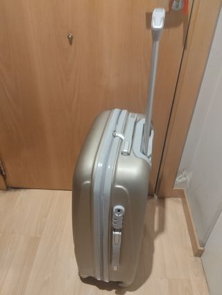 Maleta mediana dorada alta 62 ancho 43 y fondo 57