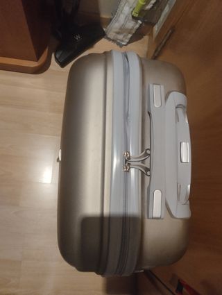 Maleta mediana dorada alta 62 ancho 43 y fondo 57