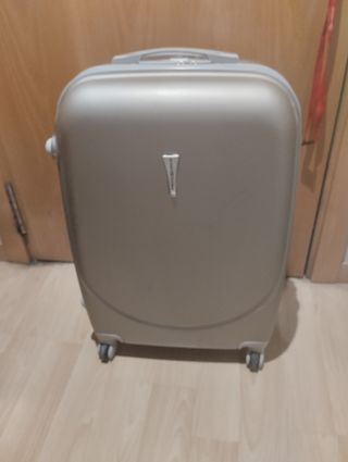 Maleta mediana dorada alta 62 ancho 43 y fondo 57