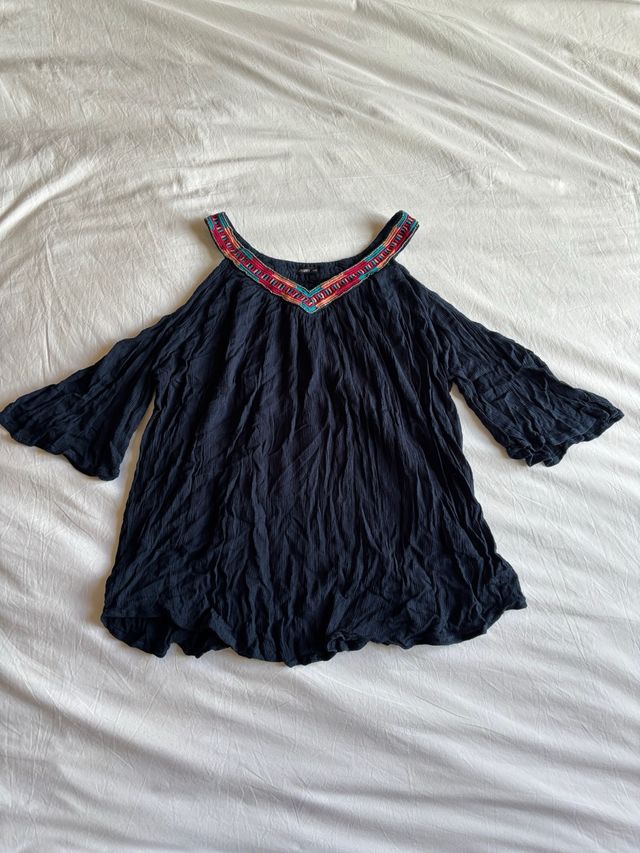 Top azul con adornos y abalorios de Oysho