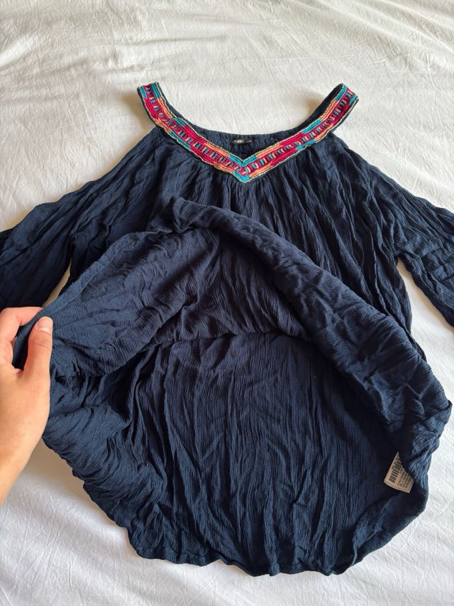 Top azul con adornos y abalorios de Oysho