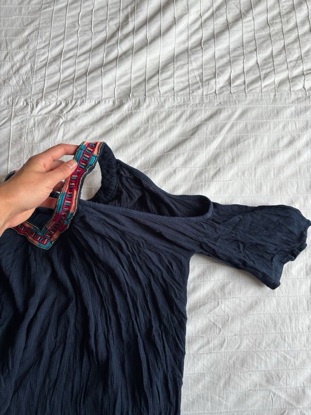 Top azul con adornos y abalorios de Oysho