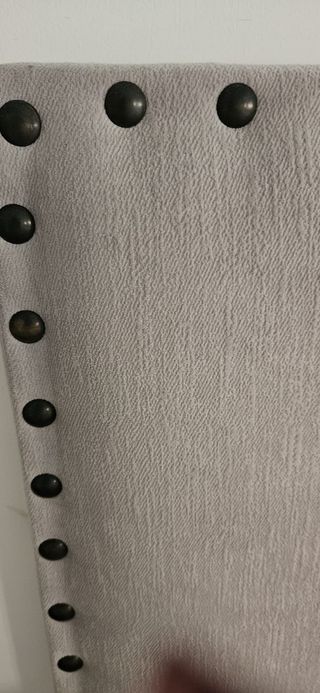 Cabecero tapizado con tachuelas d Banak color gris