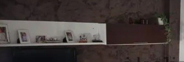 Muebles salón: estantería blanca y mueble marrón