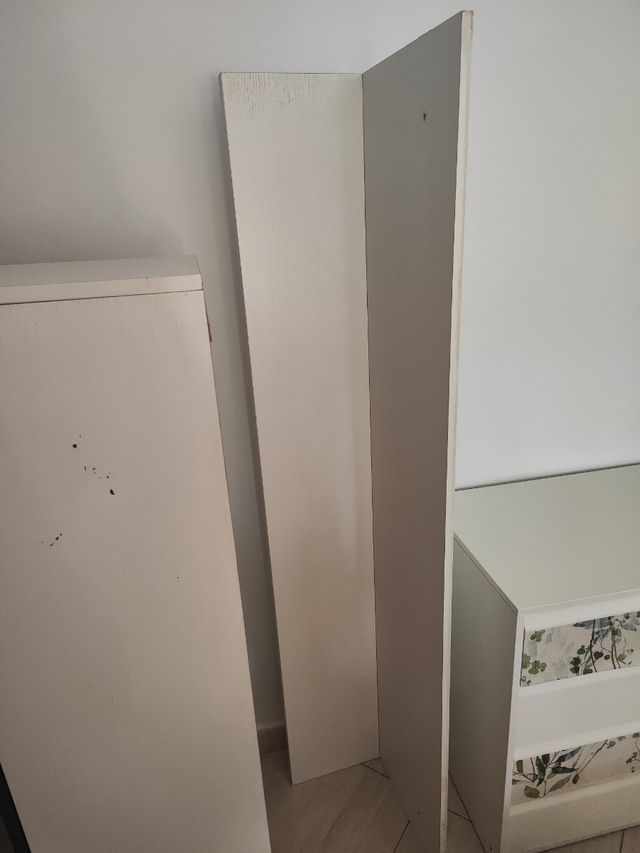 Muebles salón: estantería blanca y mueble marrón