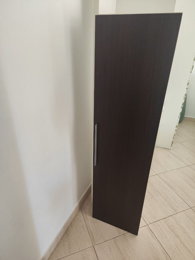 Muebles salón: estantería blanca y mueble marrón