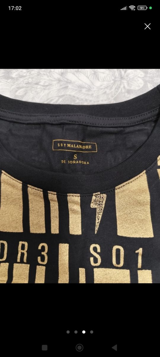 Camiseta Malamadre negra y dorada