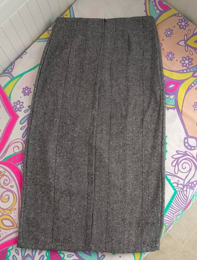 Falda midi gris con abertura