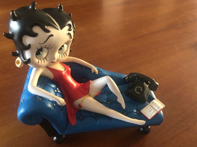 Statua Betty Boop divano