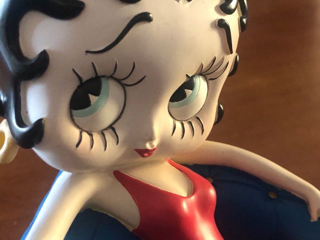 Statua Betty Boop divano