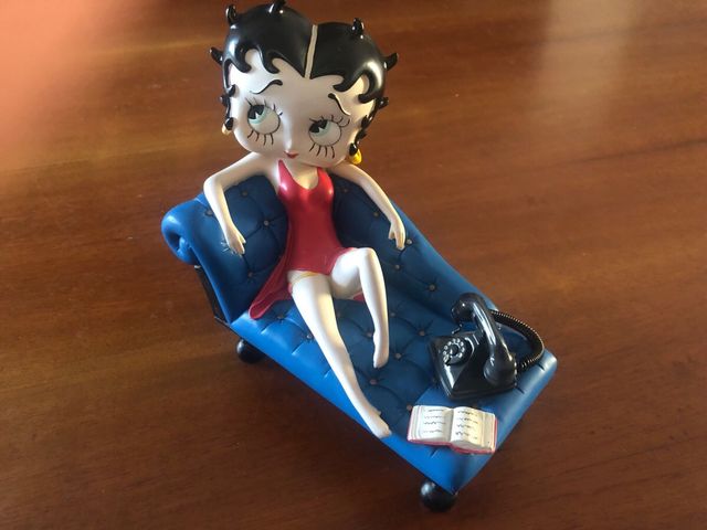 Statua Betty Boop divano