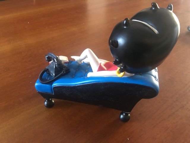 Statua Betty Boop divano