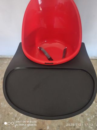 Trona bebé roja y negra