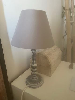 Lampara de mesa gris nueva.
