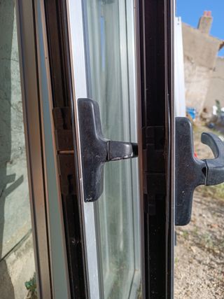 Ventanas aluminio doble cristal con sus marcos.