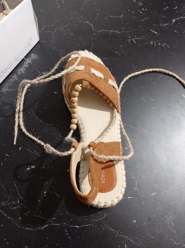 Sandalias planas marrones verano