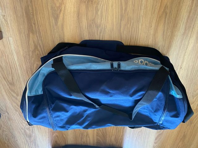 Bolso deportivo azul y marrón