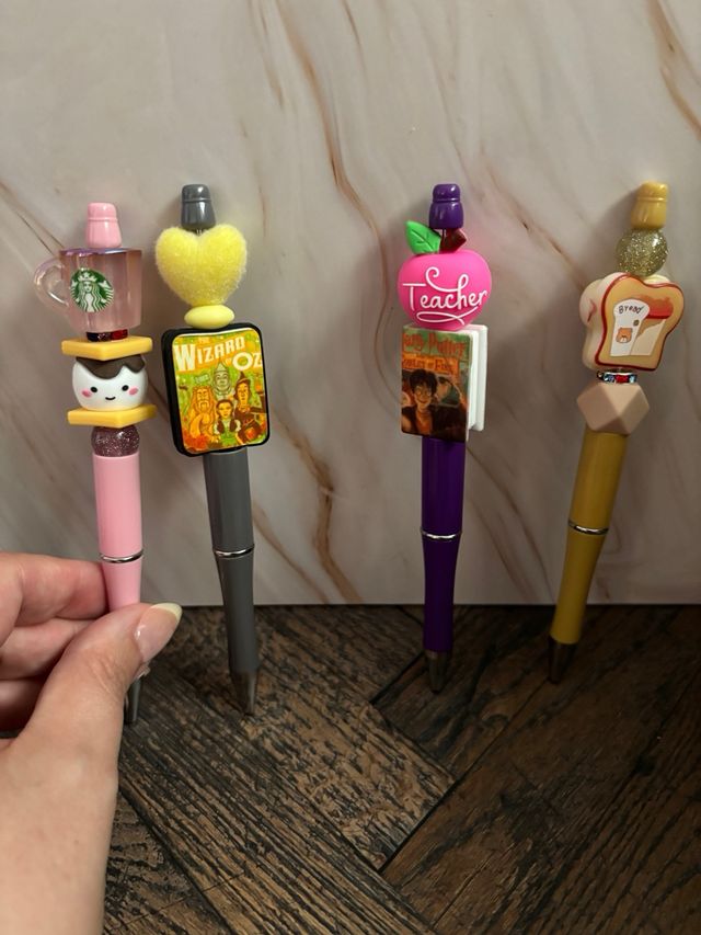 Bolígrafos, imanes, sujeta moviles, llaveros