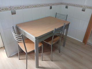 Mesa cocina extensible y 3 sillas
