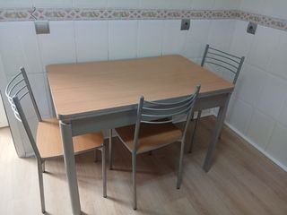 Mesa cocina extensible y 3 sillas
