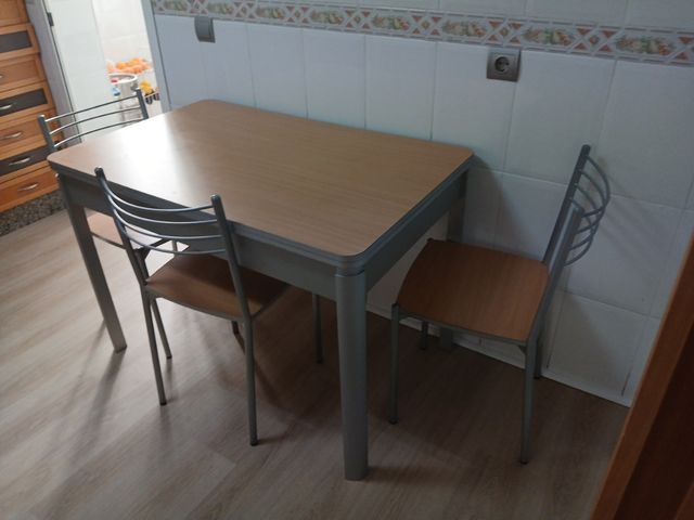 Mesa cocina extensible y 3 sillas