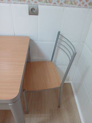 Mesa cocina extensible y 3 sillas
