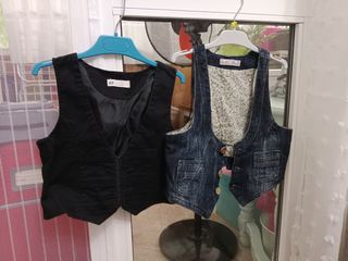 2 chalecos: H&M negro, Miss Blumarine vaquero