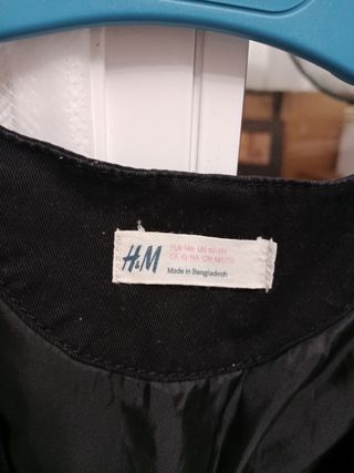 2 chalecos: H&M negro, Miss Blumarine vaquero