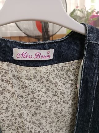2 chalecos: H&M negro, Miss Blumarine vaquero