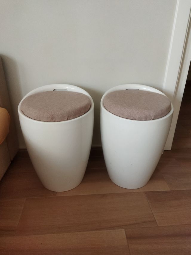 Puff blanco con almacenamiento.