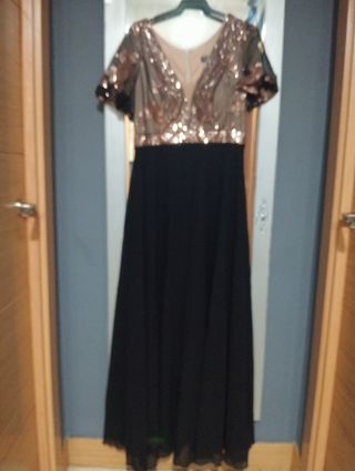 Vestido largo negro y dorado