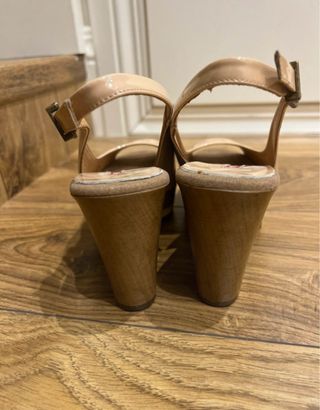 Sandalias charol tacón con plataforma