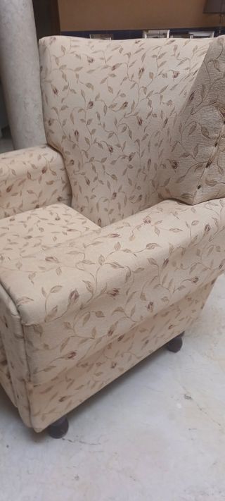 Sillón beige de tela