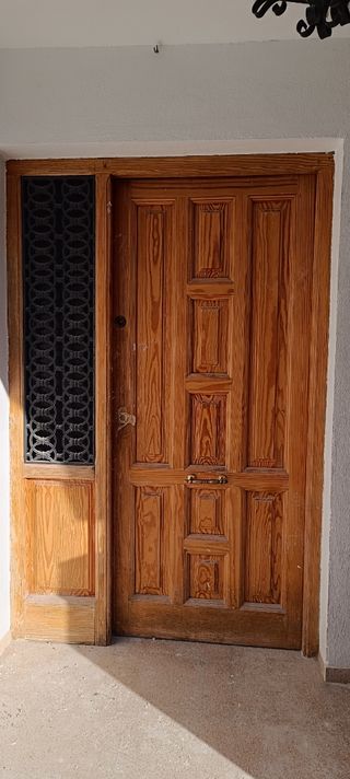 Puerta madera maciza vivienda
Medidas 1,40 X 2 m