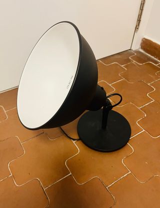 Lampara sobremesa Ikea Skurup negra orientable