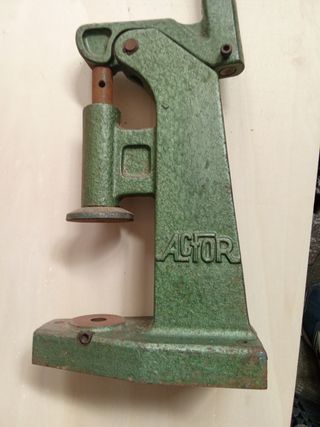 Màquina forrar botones Acfor F-100