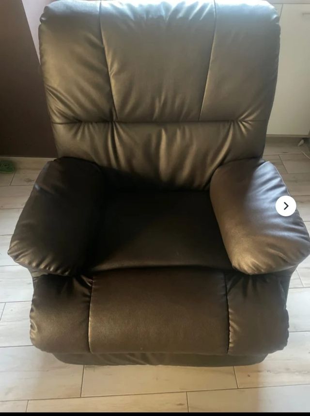 Sofá marrón de piel sintética