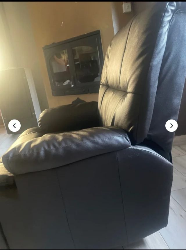 Sofá marrón de piel sintética