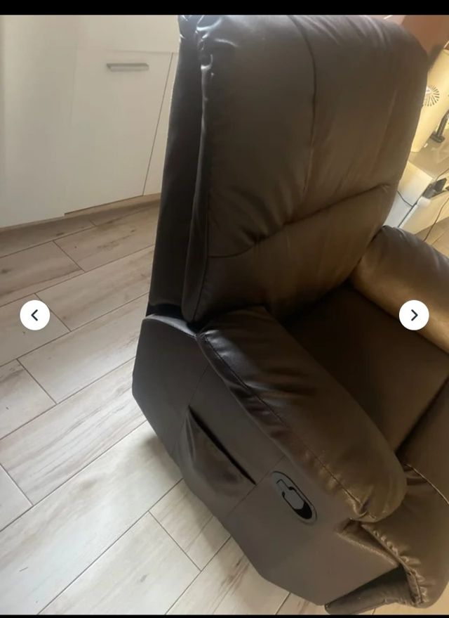 Sofá marrón de piel sintética