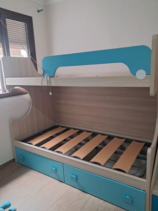 Litera infantil azul y madera