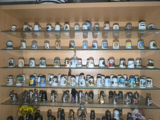 Colección de más de 150 dedales + mueble expositor
